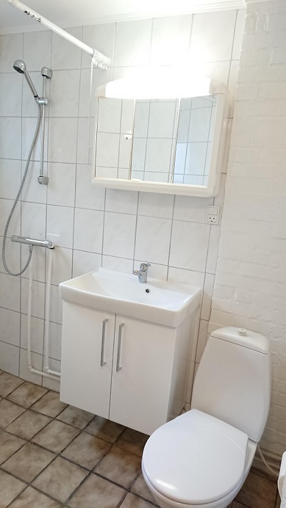 Toilet/bad ved entre